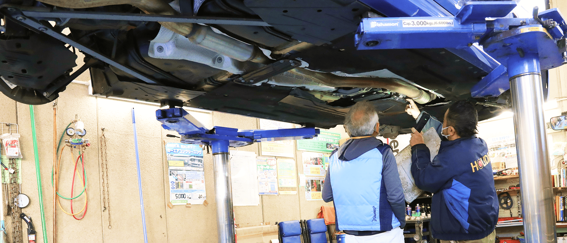 整備工場で作業するスタッフの様子