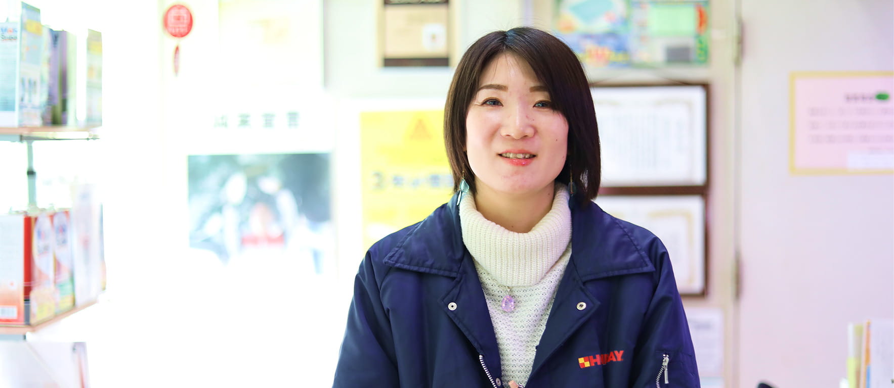 女性スタッフが笑顔で対応する様子