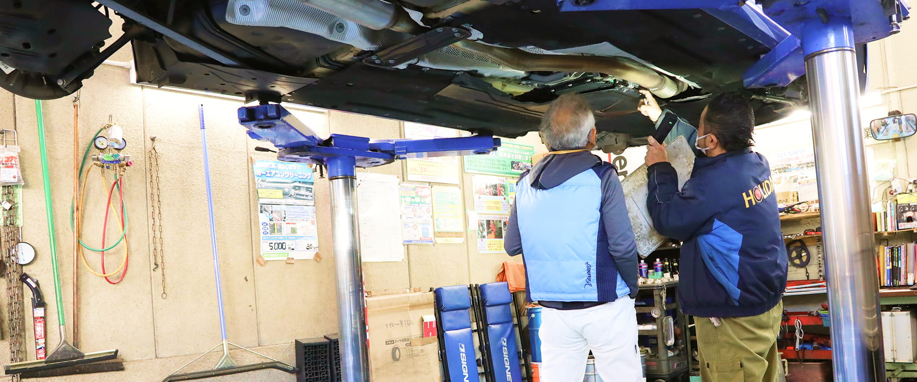 車検を終えた車の説明を行っている様子