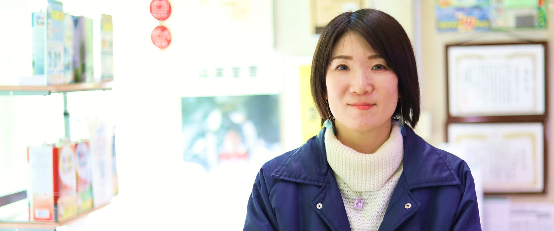 受付で相談する整備士の女性