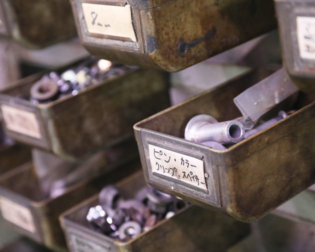 工場内の部品が整然と並ぶ様子