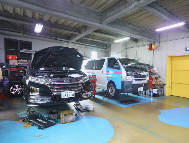 整備中の自動車とリフト設備