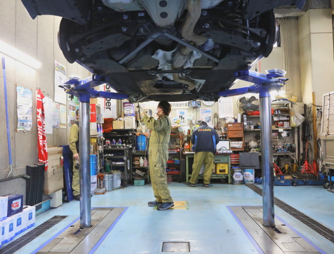 車両の下回りを点検する整備士