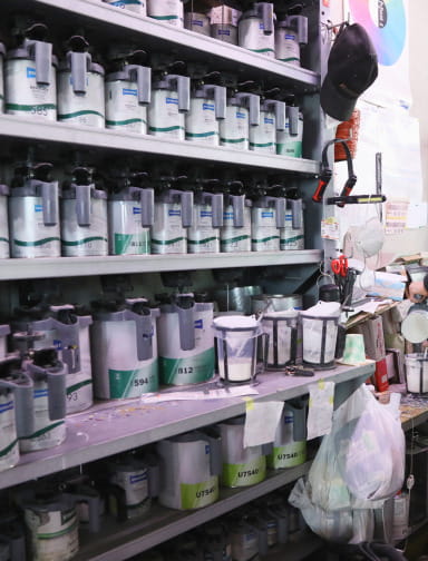 塗料缶が並ぶ塗装設備の棚