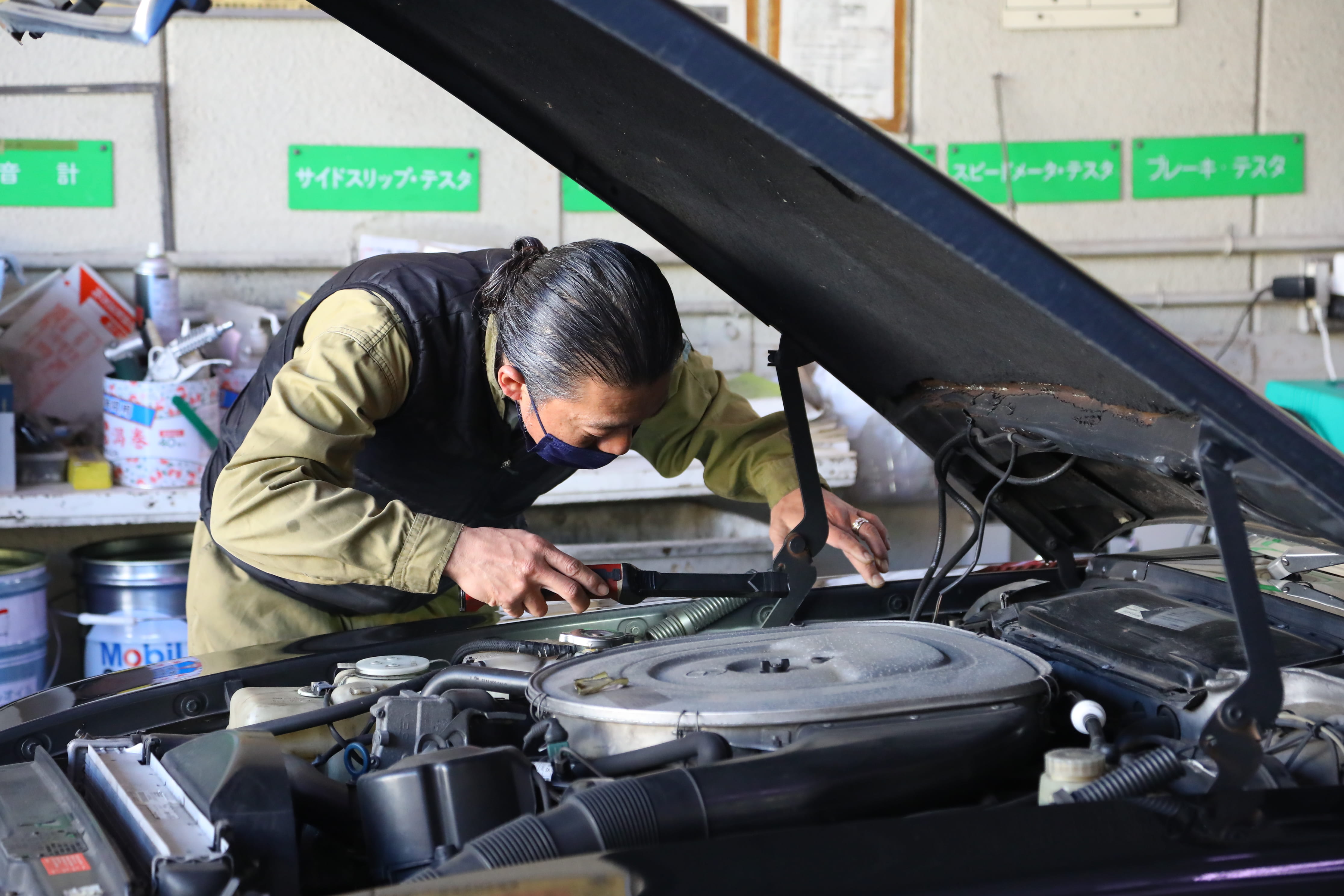 整備士がボンネットを開けて点検している様子