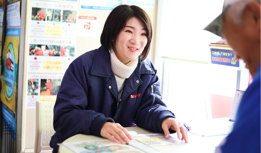 受付で相談する整備士の女性